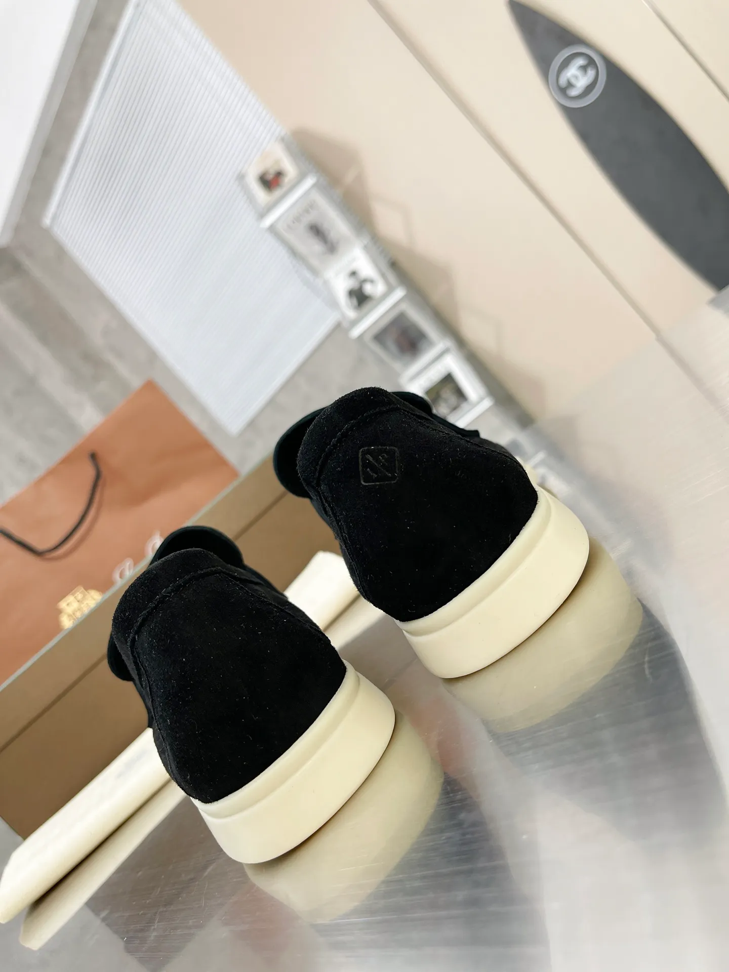 👟👟Ex-factory price 480👟👟 Loro 👟👟Ex-factory price iana Nuoyoupanya 2022 adds new colors, classic lock style, girls’ favorite. It is said that your feet will not get tired after walking for a long time. I wonder if you have tried it! It feels like you are stepping on clouds. It does not scratch your feet at all. It is comfortable, handsome and low-key. It is the same style for men and women. The upper is semi-handmade. Size: Women's size 35-42, Men's size 39-46. Upper: 100% imported high silk nylon.  Inner lining: 100% imported high silk nylon. Insole: 100% imported water-dyed cowhide. Outsole: 100% original. Raw rubber outsole Glue: 100% no glue smell